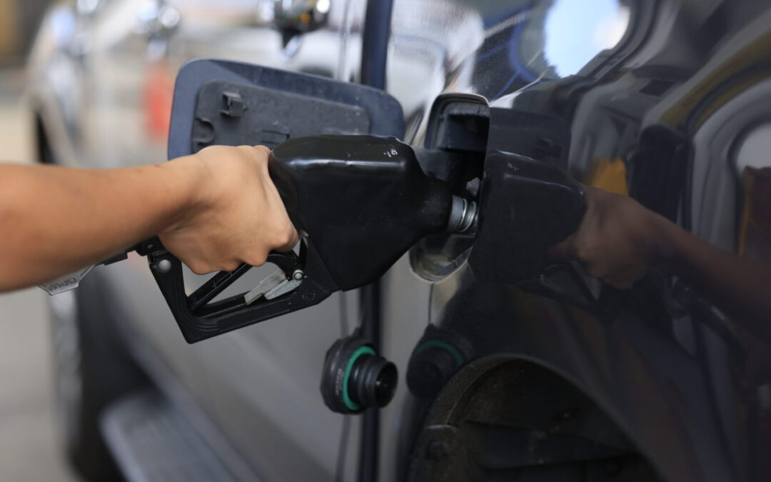 Disminuyen precios de los combustibles