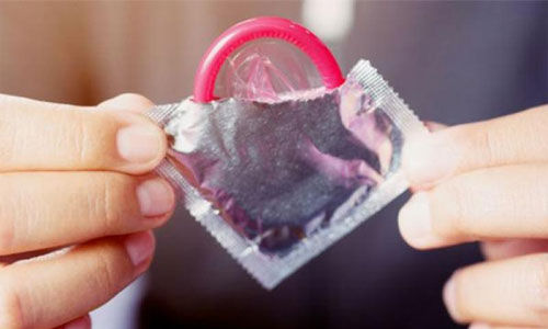 Perforó los preservativos de su hijo porque quería ser abuela